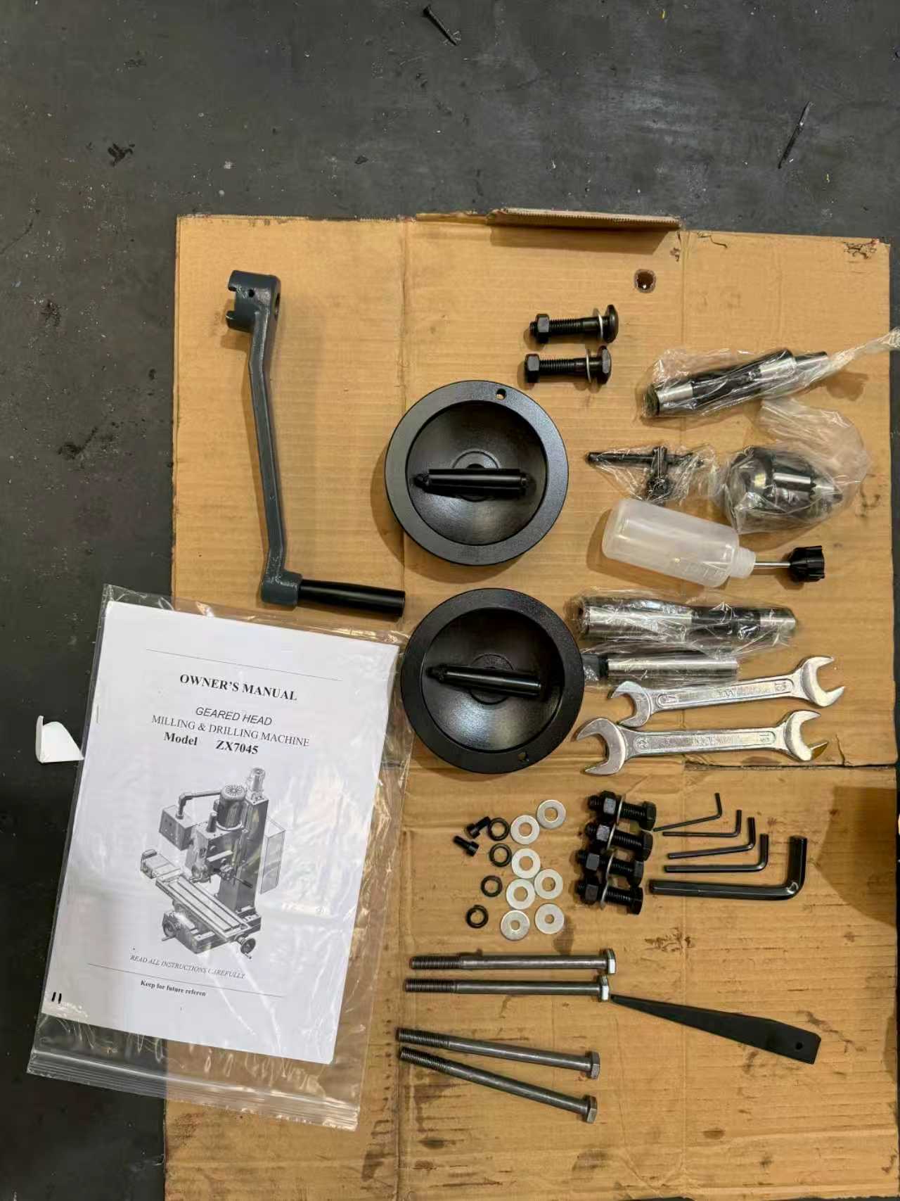 Accesorios, herramientas y manual de operación de la máquina preparados juntos