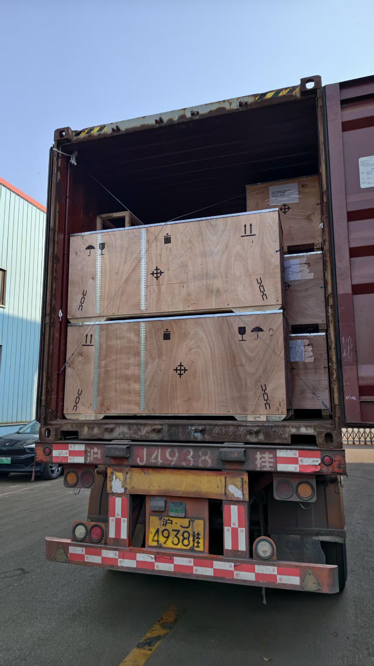 Cajas de madera con máquinas herramienta cargadas en un contenedor de transporte